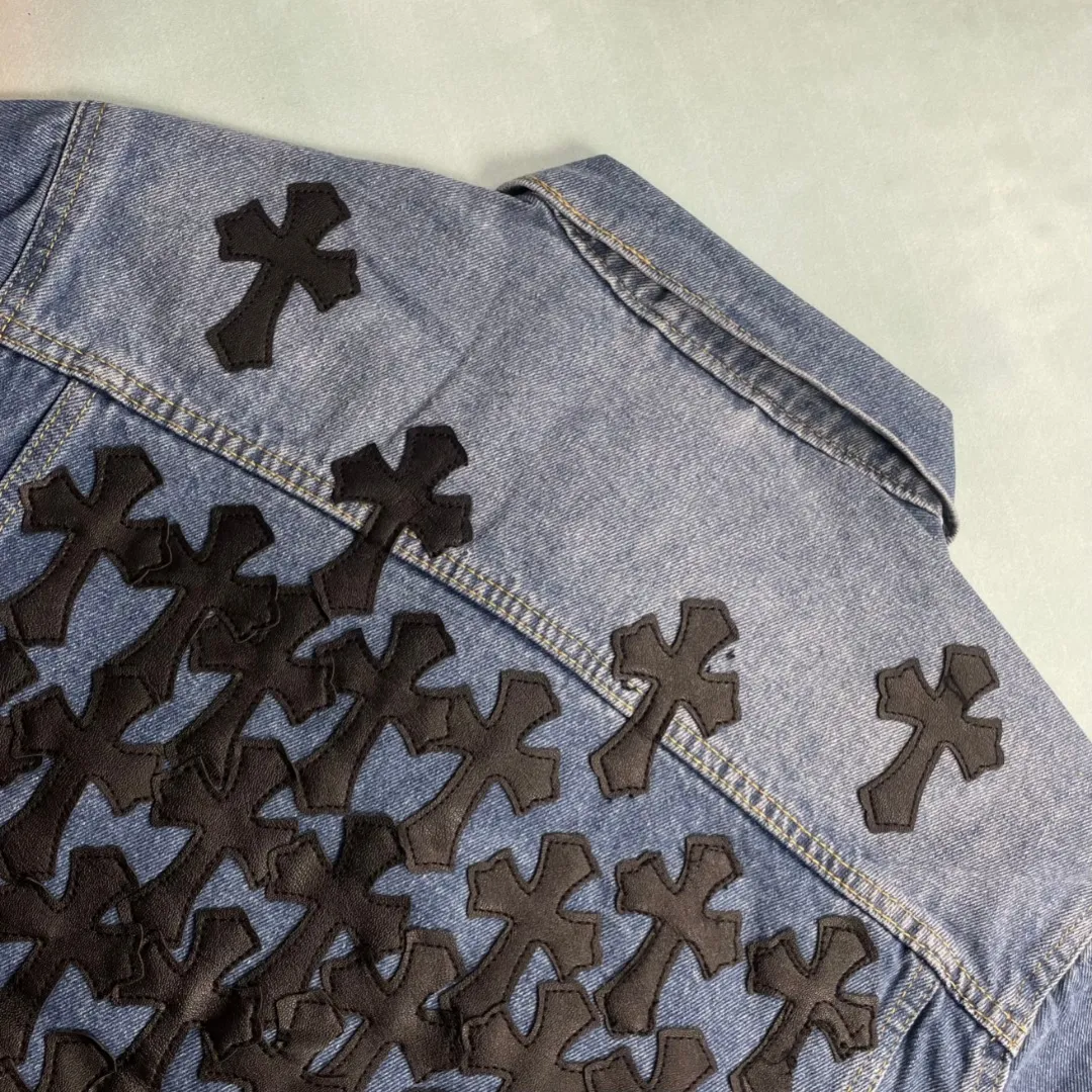 🅿️340 🔘Model No.-KL212 🔘Cro Heart𝐂𝐡𝐫𝐨𝐦𝐞 𝐇𝐞𝐚𝐫𝐭 CH Washed Cross-Laminated Heavy Duty Full Back Multi-Leather Denim Jacket* As a benchmark brand in the fashion field, its wash craftsmanship is a model in the industry. This denim piece is made of heavy denim fabric and has been washed in more than ten ancient ways to present a rich layer of distressed colors. The pink vegetable tanned leather cross patch has been laser cut and manually inlaid to enhance brand recognition with precise grain matching technology. The high-waist three-dimensional tailoring adopts the golden ratio formula, and uses dart transfer technology to optimize the hip and leg lines. The slim fit is designed to take into account the amount of activity, adapting to the needs of multiple scenes. The iconic washing effect combines three processes of enzyme washing, stone grinding and cat whiskering. The hardware is PVD vacuum coated, and the durability and gloss reach luxury-level standards. From the hand-stitched leather appliqués to the customization of the exclusive woven label, every detail adheres to the craftsman's principles - the brand totem outlined by the Behringer embroidery machine, combined with the silver thread anti-counterfeiting webbing, builds a complete quality system. Whether paired with a college-style knitwear to express youthful tension, or combined with a midriff-baring outfit to create a modern aura, its unisex adaptability and multi-dimensional matching potential make it a must-have item in the wardrobe of high-end players.  Size: S M L XL (46.48.50.52) Color: Blue